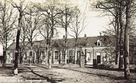 De St. Odulphusschool aan de Spoordonkseweg in de jaren vijftig van de vorige eeuw. Foto Jos Pé, fotocoll. RHCe