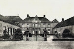Voorzijde van het Sint Franciscushof (Hof van Solms) aan de Koestraat, ca. 1940. RHCe collectie